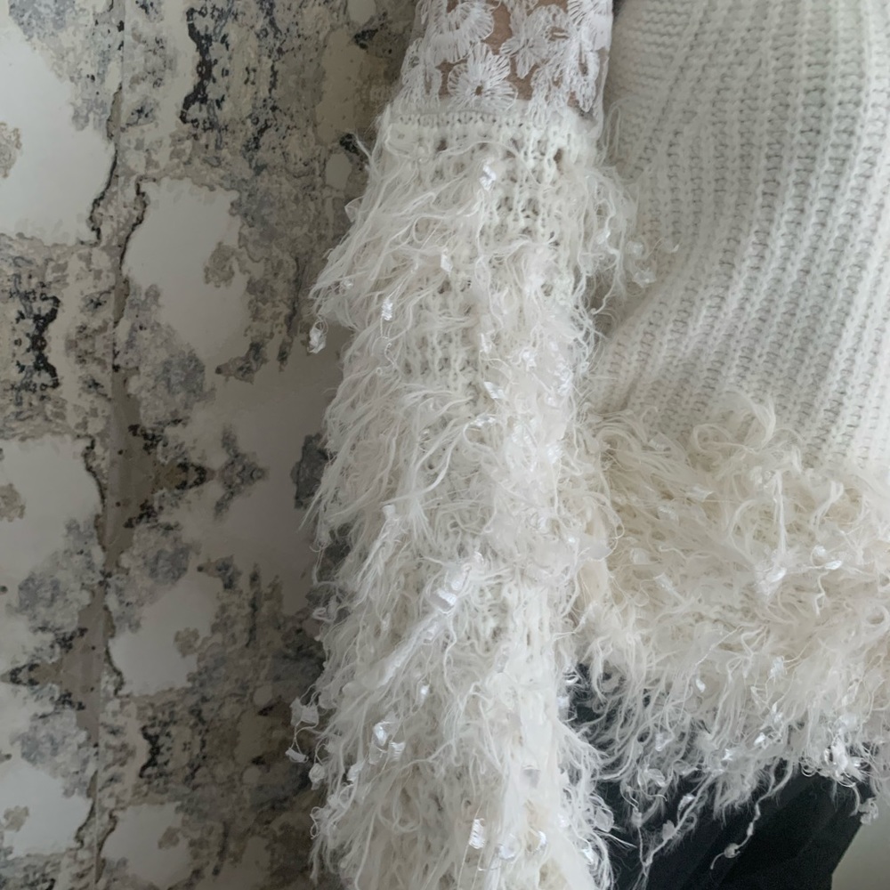 WHITE SWEATIER WITH LACE AND FEATHER DETAIL PERFECT FOR WINTER ! - Picture 3 of 6
